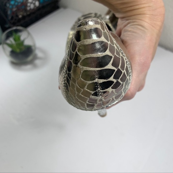 BCBG Paris silver gold snake skin leather heels round toe disco size 8 - Picture 7 of 11